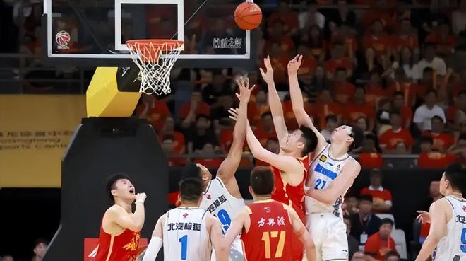 北京2分险胜广厦!翟晓川关键罚球,胡金秋27+14,他简直在犯罪
