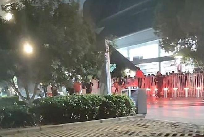 博主晒照:广厦球迷赛后堵住裁判的商务车,高喊黑哨不让裁判组离场