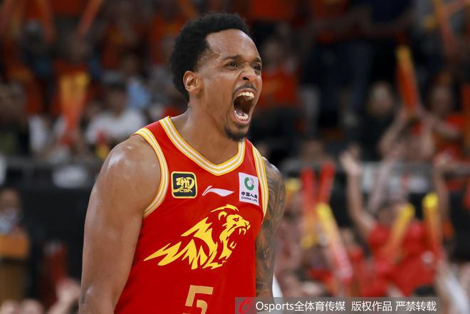 难救主!小巴里-布朗16中6拿到27分9助 罚球14中12