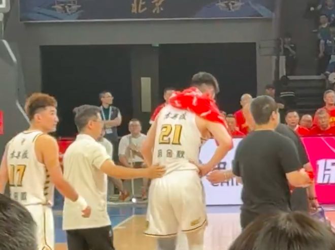 意外!胡金秋抢篮板被撞倒,趴在地上呕吐,弯着身子返回更衣室
