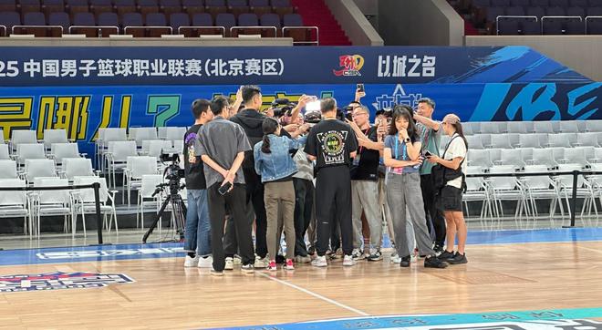 媒体人:北京男篮今晚全员出战,范子铭感冒,所罗门时间受限