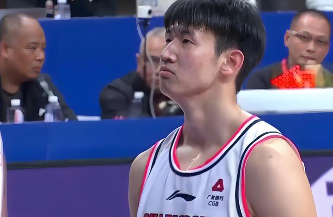 黄明依归队训练!张明池球场对决杜润旺,杜锋盛赞胡金秋夺冠