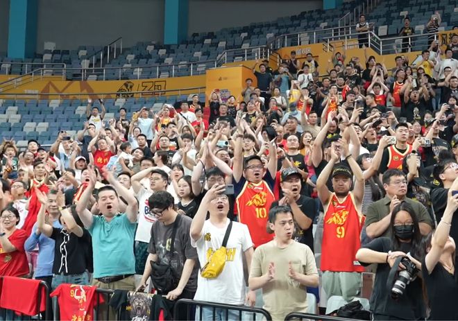 广厦官宣答谢会!胡金秋布朗被喊MVP,朱俊龙搂赵嘉仁,王博调侃