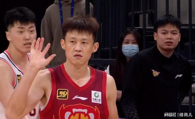 大鱼来了!CBA“全能锋线”加盟广东队,这可是杜锋的争冠底牌!