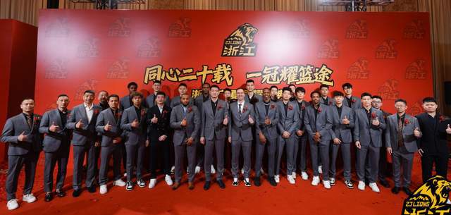 情义!广厦庆功宴摆70桌请回功勋将帅,71岁老板给李春江倒茅台敬酒