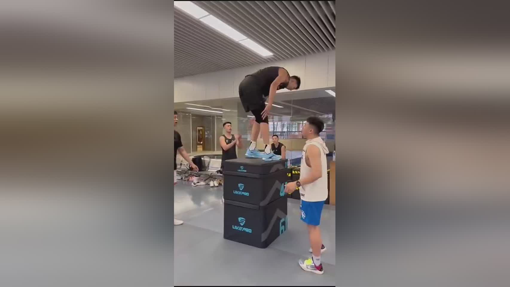 跳箱训练!杜锋晒视频:全力备战全运中!小伙子们再接再厉