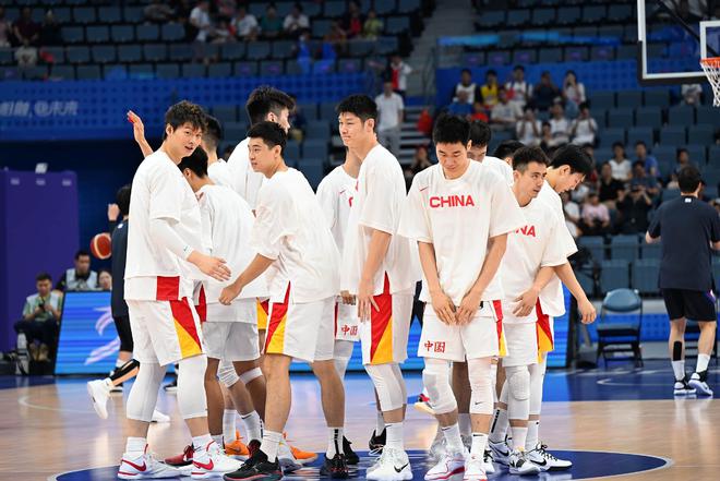 媒体人:中国男篮预计本月13号集中,除了国内4场热身赛,还计划前往欧洲拉练