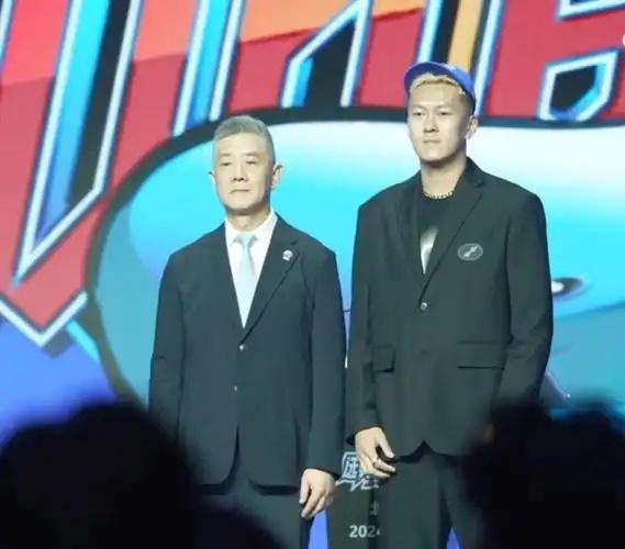 杨政直播回应CBA"杨政条款"!早知如此不如不去,怒斥记者为喷子