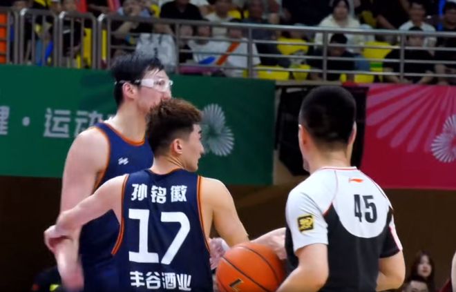 CBA名记:周琦进攻犯规,就是误判!全场观众不满,大喊黑哨