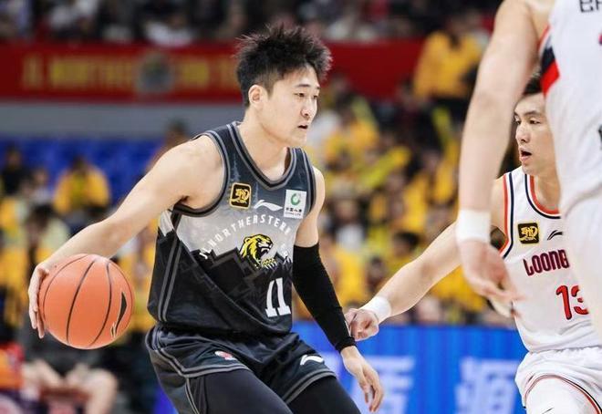 首節終結懸念,上海男籃31分大勝,李添榮22分連續上雙,吉林留力