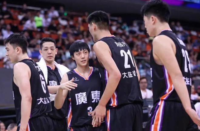CBA最新消息!广东队遭嘲讽,布朗12中1+7失误,山东放弃侯沛佐!