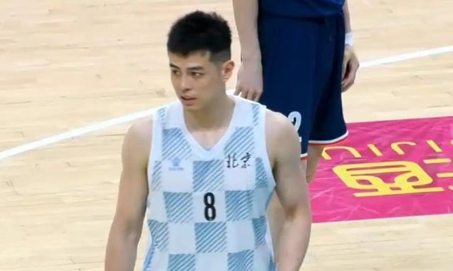 北京男篮28分大胜!新疆队3连败,方硕大爆发,王少杰15分