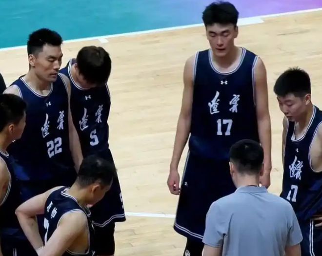 韩德君退役内线咋办?刘雁宇打27分钟防守+篮板全垮,打不了五啊