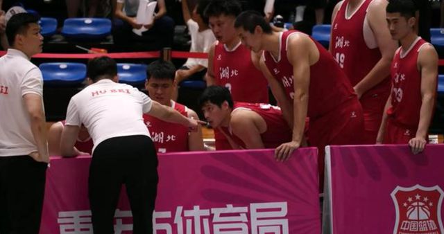 新疆男篮9分惜败!无缘大逆转,齐麟28分,艾孜买提24分
