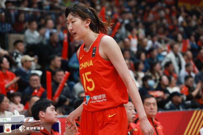 绝对的高度优势!中国女篮篮板44-20领先日本女篮 前场板16-5
