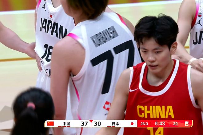 中国女篮大战日本队,张子宇半场14分,杨舒予6中5