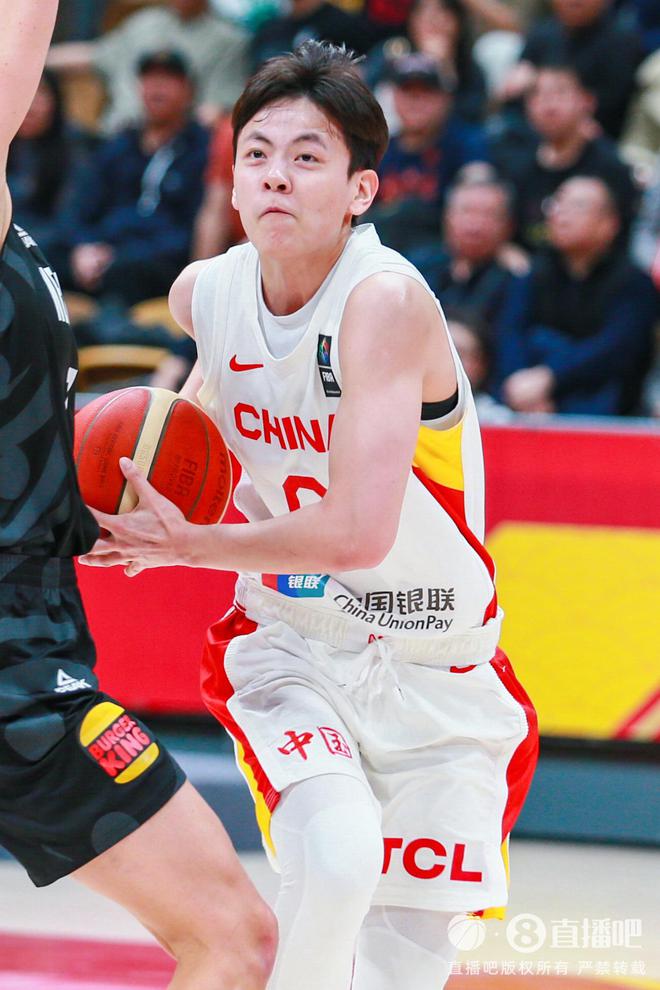 超高效率!杨舒予9投8中&三分2中1 攻下17分4板4助