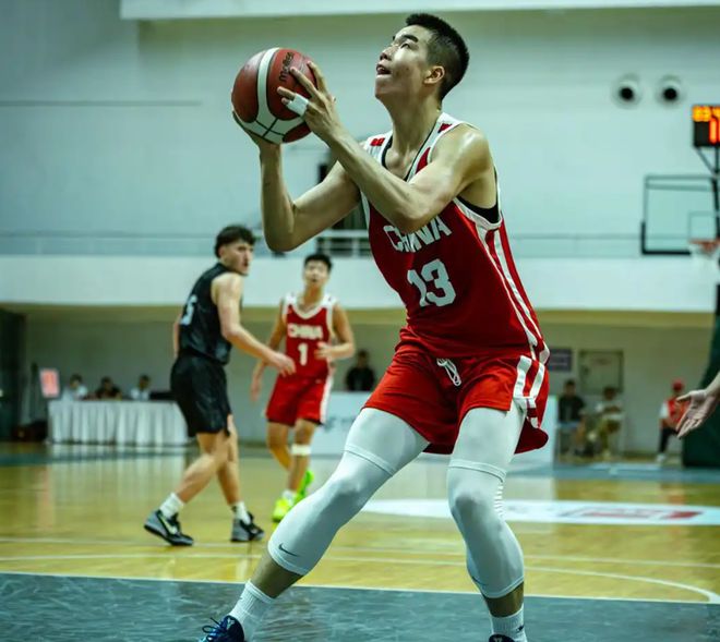 小杨瀚森?张懿赵杰轰26+10成国少领袖 14岁顶翻巴特勒他仍在升级