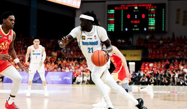 第三外援敲定！2米06争议锋线重返北京首钢，对阵广东曾砍28+7