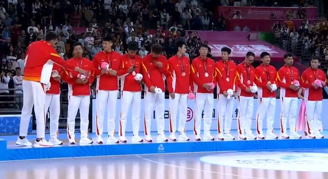 男籃頒獎！周琦隊霸，吳前笑開花，趙睿咬獎牌，粵港澳三隊合影！