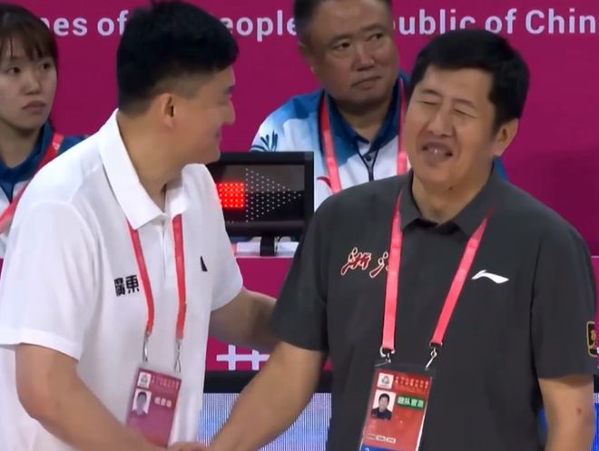 廣東奪冠！丁偉杜鋒相視一笑，趙睿淡定，朱芳雨握手機，周鵬致敬