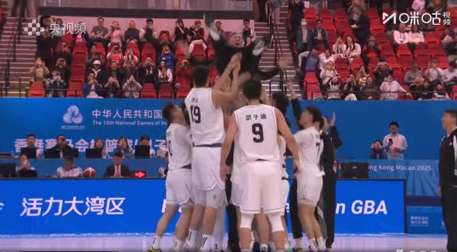 广东3名CBA球员，在U22决赛合砍0分，球迷：太菜了快退出CBA吧...