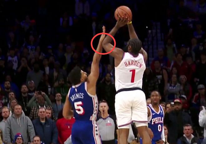 真没犯规？裁判回应哈登三分绝杀争议：格雷姆斯对他进行合法干扰...