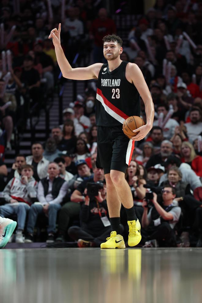 撐起內(nèi)線大旗！克林根12中8得到14分16籃板