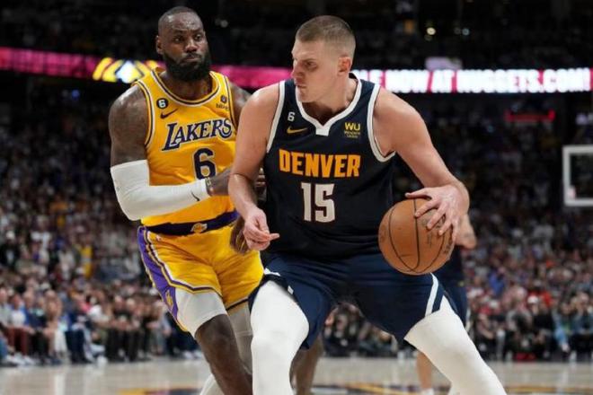 尴尬两连败,NBA争冠热门倒下!老大反成了拖累,离队倒计时开启