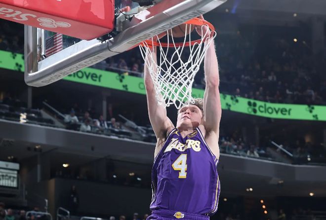 難得在防守端起到作用,湖人側翼新星能否保持這樣的防守貢獻度?