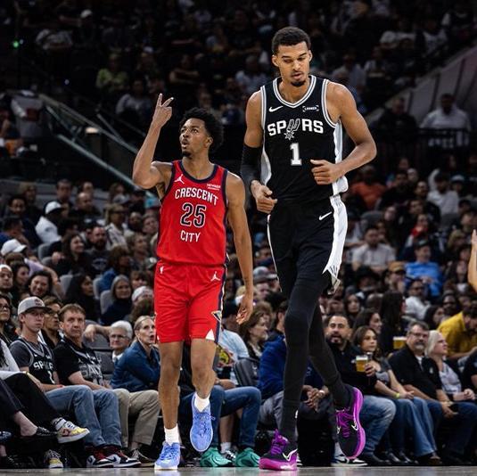 福克斯首秀单节15分，文班亚马18+18+3封盖，马刺双杀残阵鹈鹕...