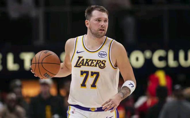 東契奇獨(dú)掌進(jìn)攻中樞 數(shù)據(jù)里程碑見(jiàn)證湖人新紀(jì)元