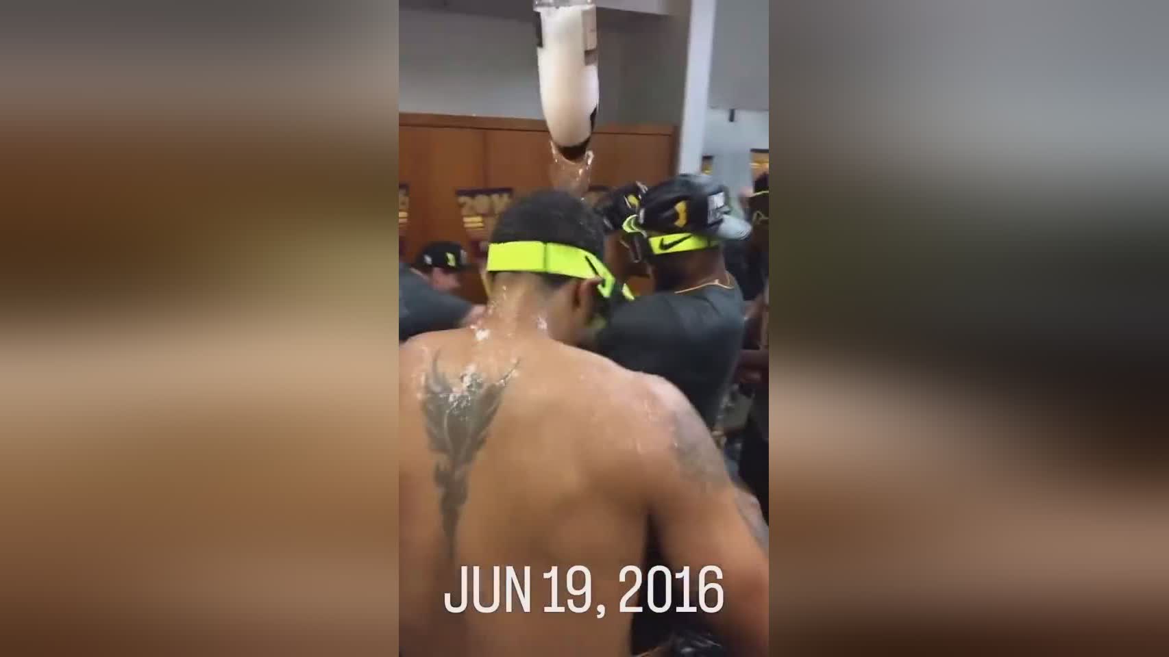 9年前1-3骑士逆转勇士夺冠 詹姆斯晒出更衣室疯狂庆祝视频!