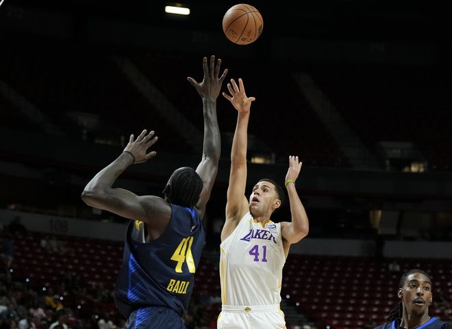NBA夏联:布朗尼缺席湖人惨败掘金吞三连败 斯威德17+5琼斯22+8