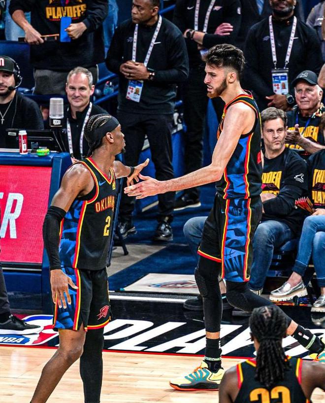 亚历山大34+8送威少G2十连败,雷霆大胜掘金,破魔咒造NBA神迹