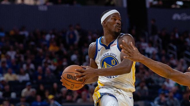 搞笑，勇士吉米·巴特勒用他那標志性的微笑滑稽地糾正記者錯誤