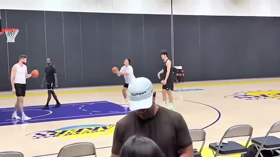湖人队我劝你不要不识好歹嗷杨瀚森在湖人训练馆踩场!