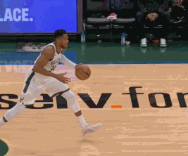 這是走了幾步？字母哥上籃明顯走步未被吹罰，反而打成2+1