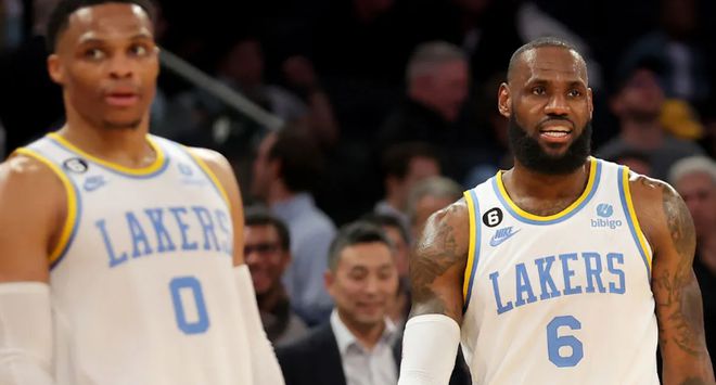 从4700万顶薪,降至330万底薪!为争冠带伤忘我战斗,NBA悲情巨星