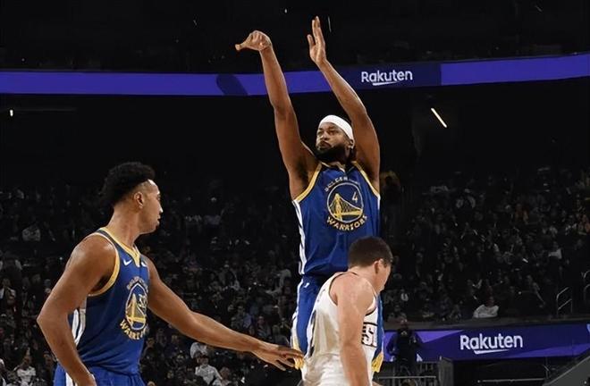 勇士?jī)膳浣窃偻懽儯∧碌瞎ナ丶鎮(zhèn)湎拗撇伎?，波斯特攻守一體穩(wěn)空間