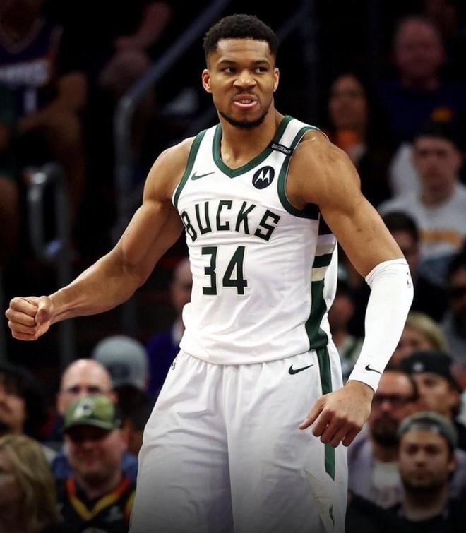 橫掃千軍，字母哥22中16砍37分8板7助1斷2帽，正負(fù)值+18...