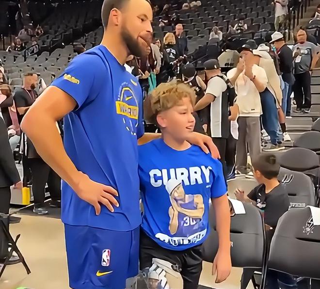 庫(kù)里爆發(fā)前給假肢男孩簽名，他還藏了一個(gè)秘密！