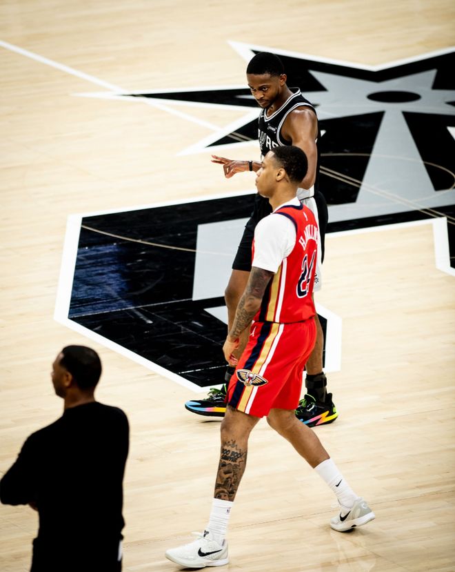 五年2.7亿首秀几分？福克斯24+3献决胜球 马刺三后卫先发会成常态...