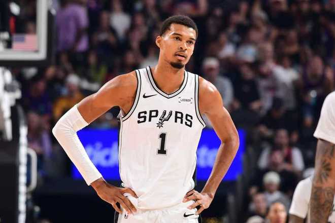 马刺首败多惨:最多落后31分榜眼受伤 文班14中4+前三节7中1梦游