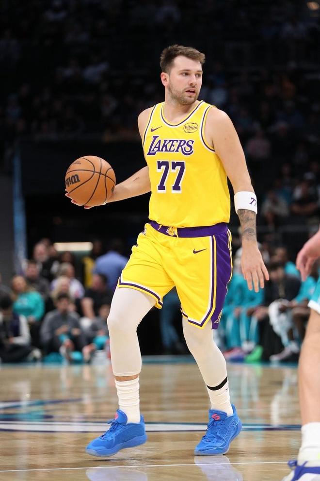 東契奇38+6+7湖人力克黃蜂 里夫斯復出24+5+7小橋34+8