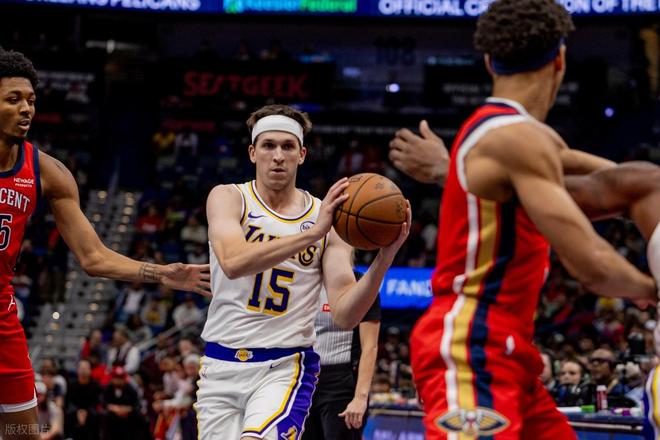 庫(kù)里49+4+2+2無(wú)緣今日最佳球員！因?yàn)楣?1+14+11+2創(chuàng)5項(xiàng)紀(jì)錄