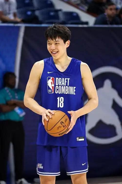 杨瀚森行情飙升 模拟选秀41顺位被勇士选走!媒体人:别尬吹乱喷
