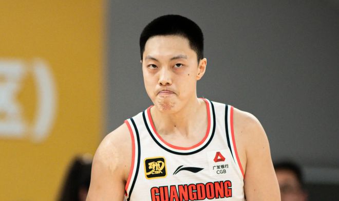 交易或開(kāi)啟，胡明軒下家3選1，楊鳴調(diào)侃裁判，閆軍吹罰上熱搜