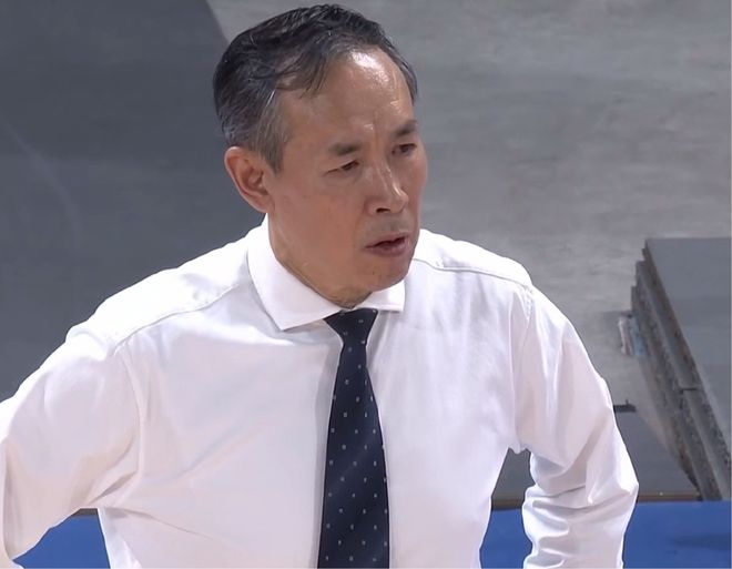 许利民连续2场葬送胜局！下半场3用人决策主导败局，一度场边发懵