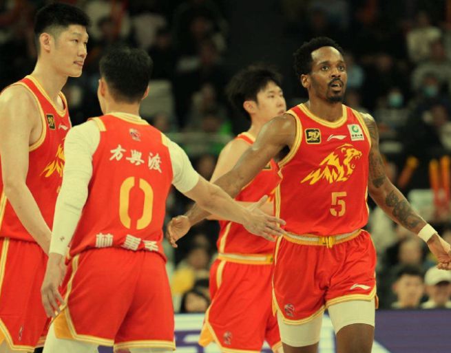 廣廈6人得分上雙大勝33分!大魔王僅4分打回原形,布朗22+6手刃舊主